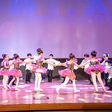 Mevsimlerin Büyüsü Resim ve Dans Gösterisi